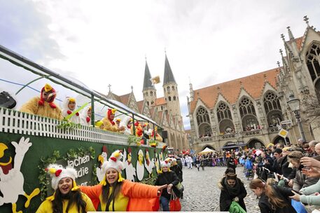 Das Bild zeigt Tänzerinnen beim Karnevalsumzug