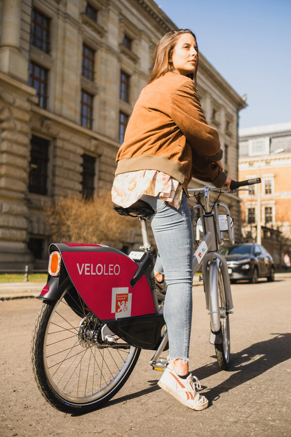 Eine Frau auf einem VELOLEO-Fahrrad (Wird bei Klick vergrößert)