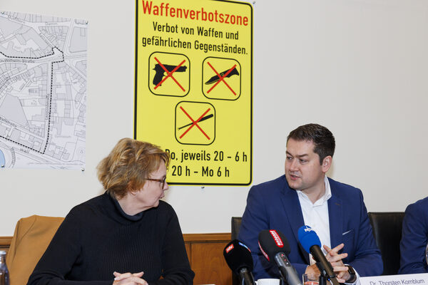 Innenministerin Behrens und Oberbürgermeister Kornblum bei der Pressekonferenz im Rathaus (Wird bei Klick vergrößert)