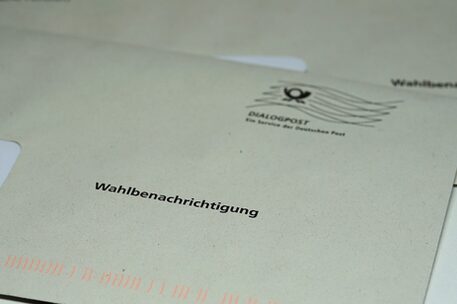 Das Bild zeigt einen Umschlag mit der Aufschrift Wahlbenachrichtigung.