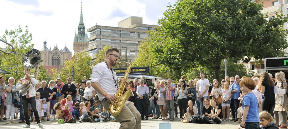 Das Bild zeigt einen Saxofon-Spieler vor Publikum auf dem Buskers Festival in der Braunschweiger Innenstadt.