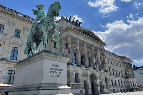 Reiterstandbild vor dem Residenzschloss