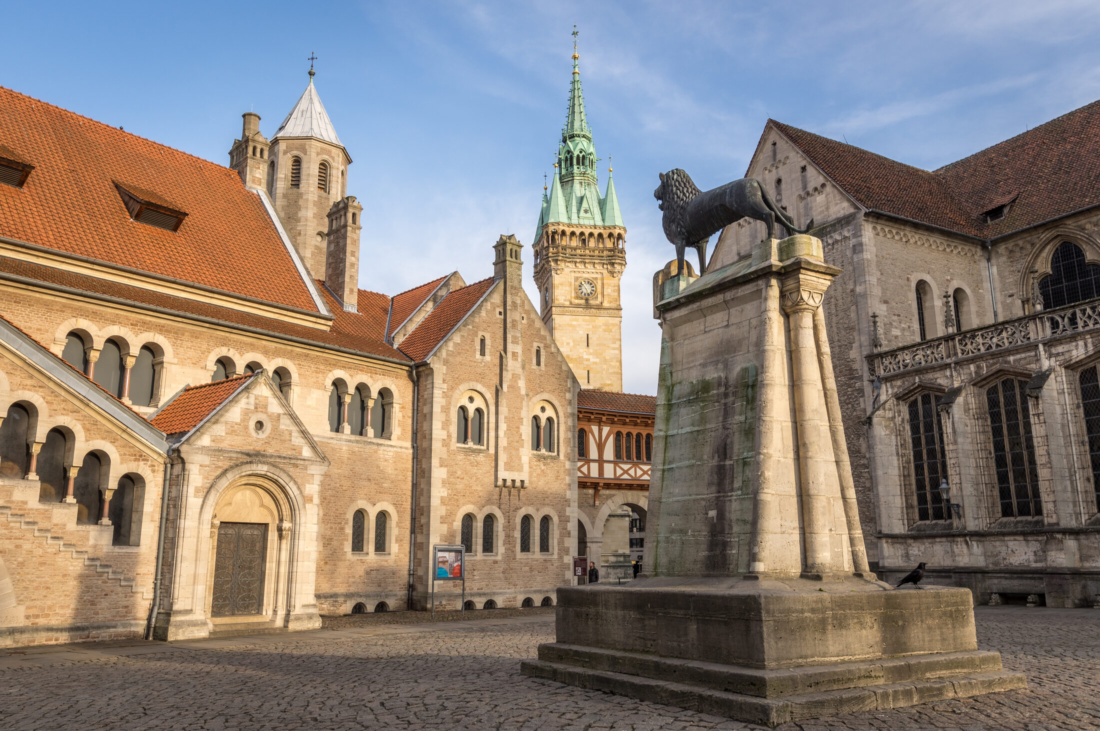 Burgplatz mit Burglöwe (Wird bei Klick vergrößert)