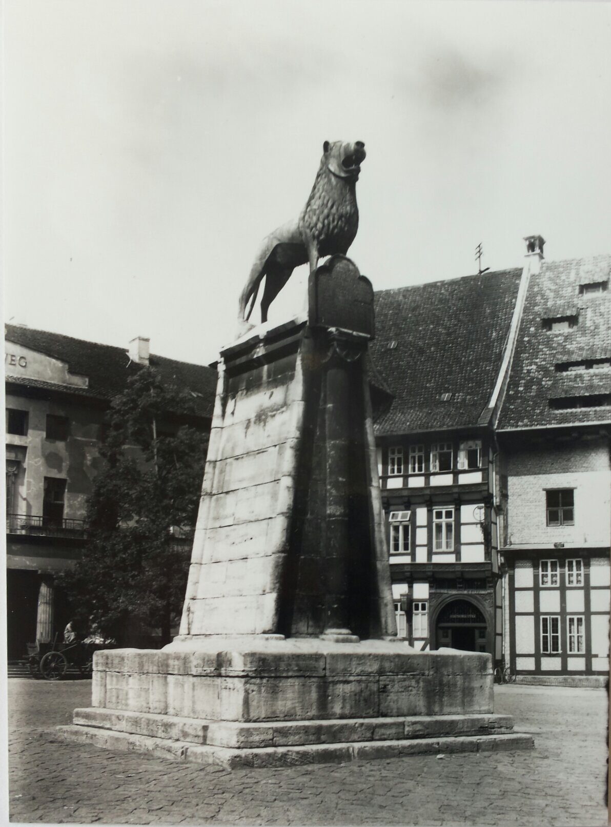 1945 kehrte er auf seinen Sockel zurück. (Wird bei Klick vergrößert)