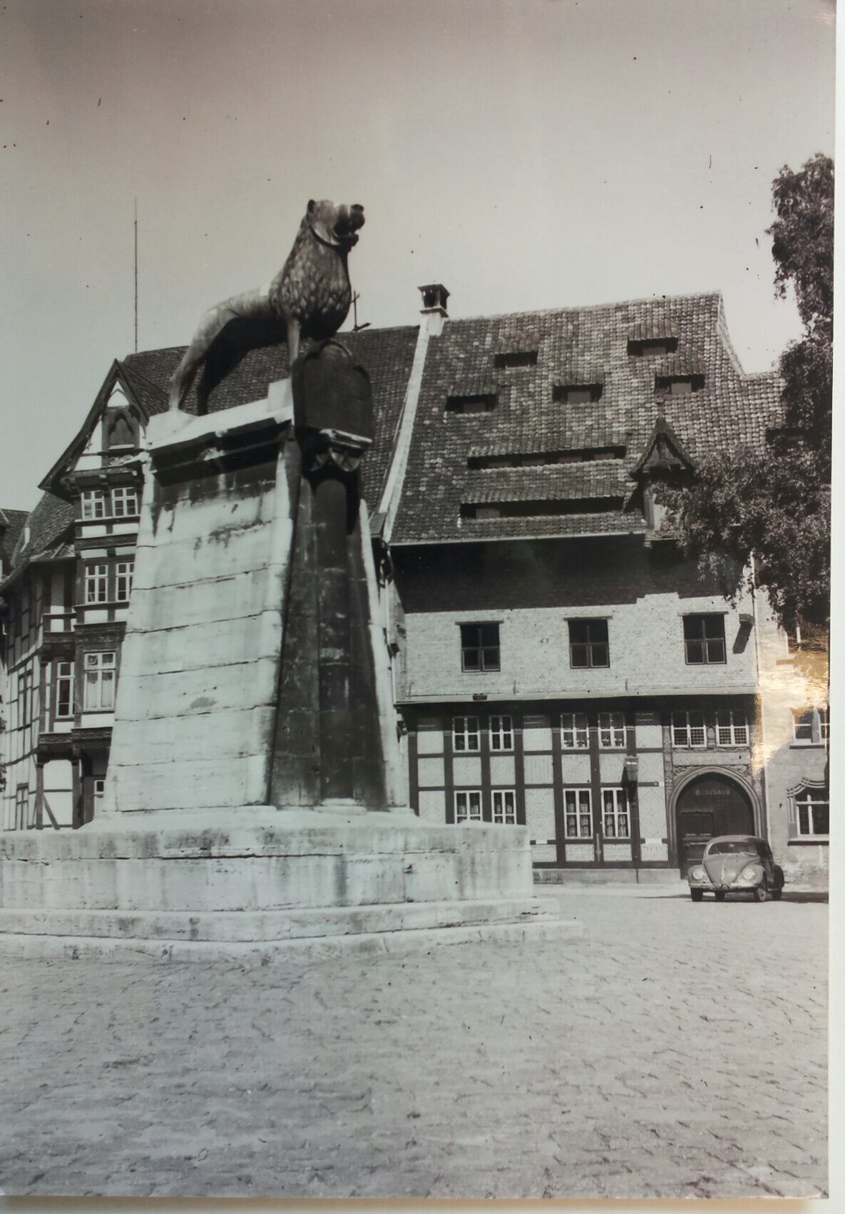 1951: Auch die Zeit des Rock'n'Roll und des Petticoat erlebt er auf dem Burgplatz. (Wird bei Klick vergrößert)