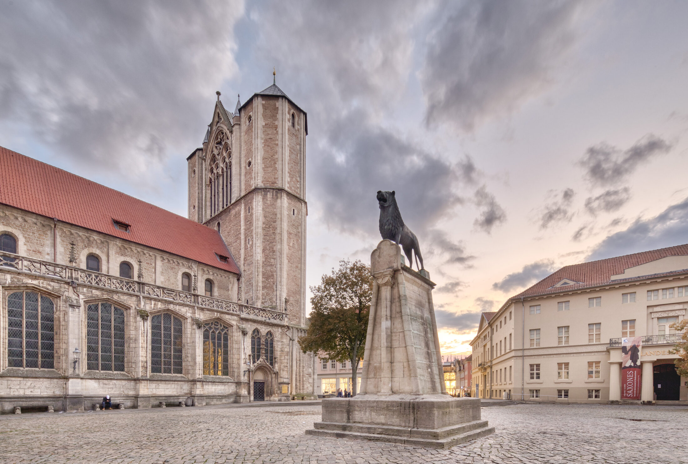 Burgplatz mit Burglöwe (Wird bei Klick vergrößert)