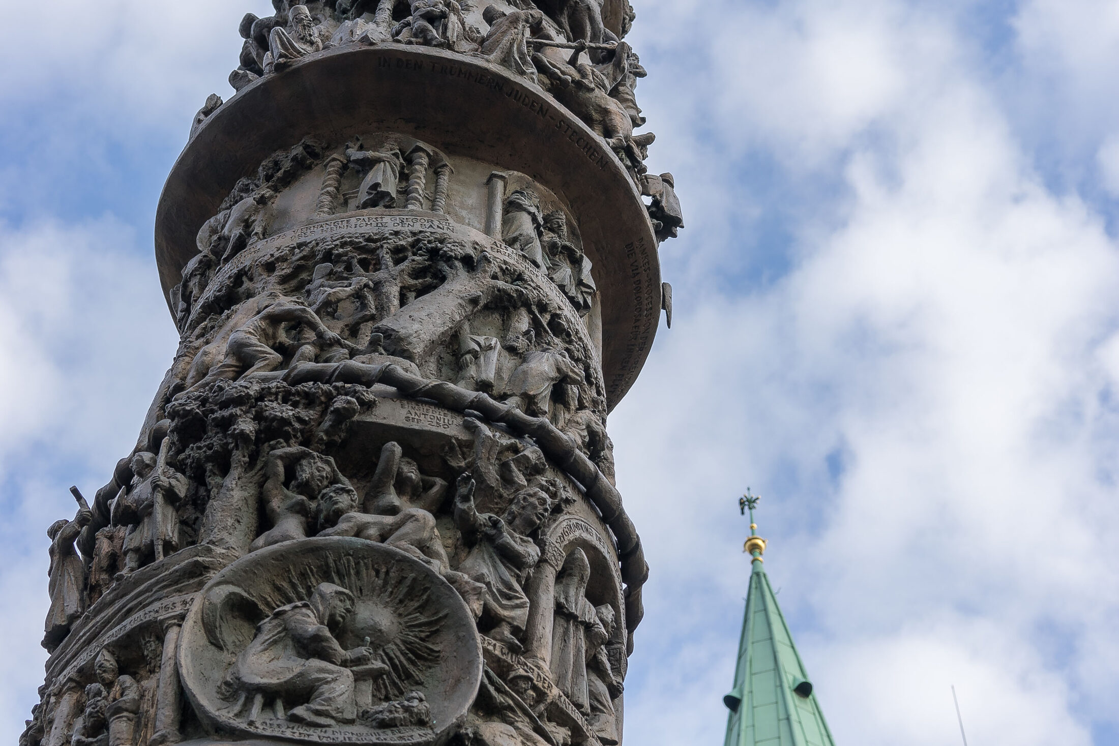 Säule 2000 Jahre Christentum (Wird bei Klick vergrößert)