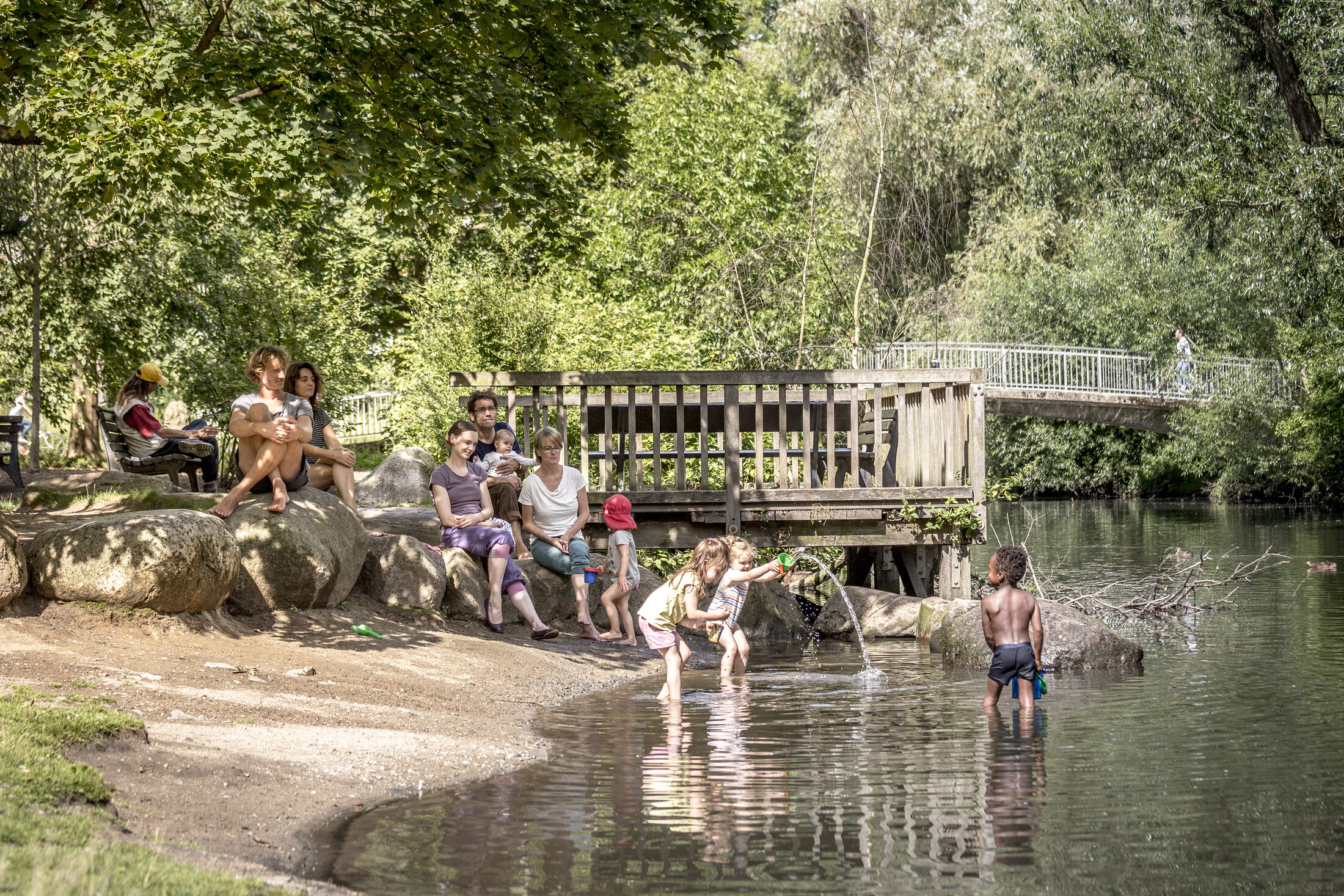 Familienzeit Kinder Wasser (Wird bei Klick vergrößert)