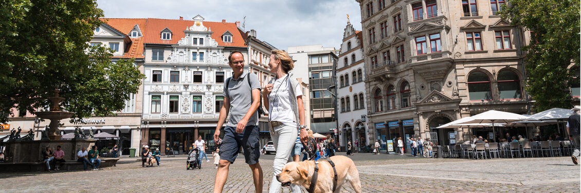 Familie in der Innenstadt mit Hund