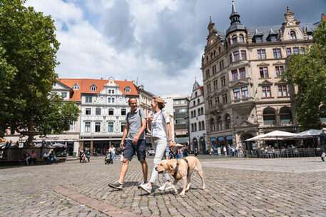 Familie in der Innenstadt mit Hund