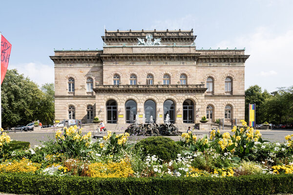 Staatstheater Frontansicht (Wird bei Klick vergrößert)