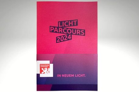 Der Lichtparcours Katalog zeigt die Werke der verschiedenen Künstlerinnen und Künstler.