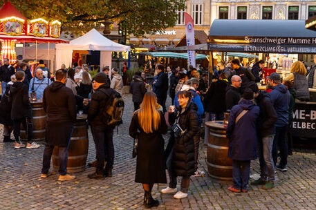 Das Bild zeigt viele Menschen auf einem großen Platz