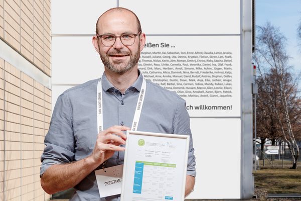 Das Bild zeigt Christian Neuperger von der Solvis GmbH mit einer eingerahmten Zertifizierung in der Hand. (Wird bei Klick vergrößert)