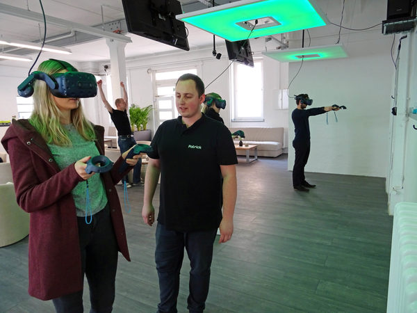 Bei den Gruppenspielen in der VReedom Lounge tauchen die Teilnehmenden mit Hilfe von VR-Brillen in virtuelle Welten ab, um ihre Mitstreiterinnen und Mitstreiter dann in einer fiktiven Umgebung wiederzutreffen. (Wird bei Klick vergrößert)
