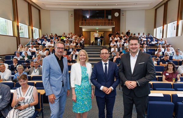 von rechts nach links: Oberbürgermeister Dr. Thorsten Kornblum, Niedersachsens Wissenschaftsminister Falko Mohrs, PTB-Präsidentin Prof. Dr. Cornelia Denz und Gerold Leppa, Geschäftsführer der Braunschweig Zukunft GmbH, begrüßten rund 160 Gäste zum 40. Braunschweiger Unternehmergespräch. (Wird bei Klick vergrößert)