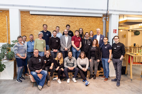 Startup Akademie W.IN Gruppenbild mit Startups und Wirtschaftsförderung (Wird bei Klick vergrößert)